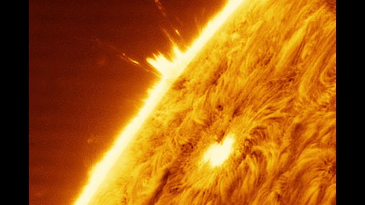 солнечные вспышки на солнце. желтая плазма. гигантское пятно на солнце. плазменно желтый. солнечные батареи.