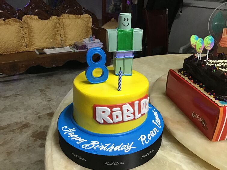 Jem's Cakes - Roblox Noob head for Jonas' birthday cake 🍰