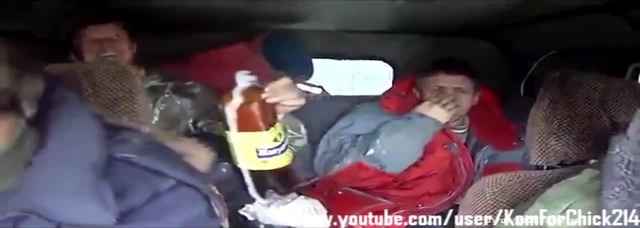 мужики едут на уазике