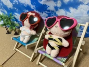 Peluches de Kusuri y Yaku con aspecto veraniego.