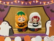 Peluches de Kusuri y Yaku disfrazadas de Halloween.