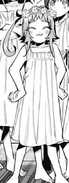 Kusuri con un traje blanco y una corona de flores.