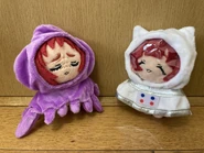 Peluches de Kusuri y Yaku en el espacio.