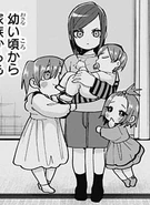 Kishika de niña junto a sus hermanos.