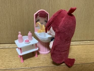Peluche de Yaku vistiéndose.