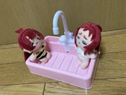 Peluches de Kusuri y Yaku en la bañera.