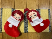 Peluches de Kusuri y Yaku dentro de calcetines.