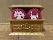 Peluches de Kusuri y Yaku dentro de sarcofagos.