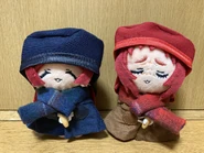 Peluches de Kusuri y Yaku con abrigos.