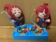 Peluches de Kusuri y Yaku pescando.