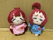 Peluches de Kusuri y Yaku con camisetas.