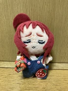 Peluche de Kusuri con un dulce.