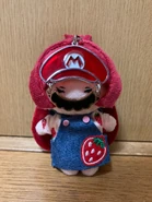 Peluche de Yaku con la gorra de Mario.