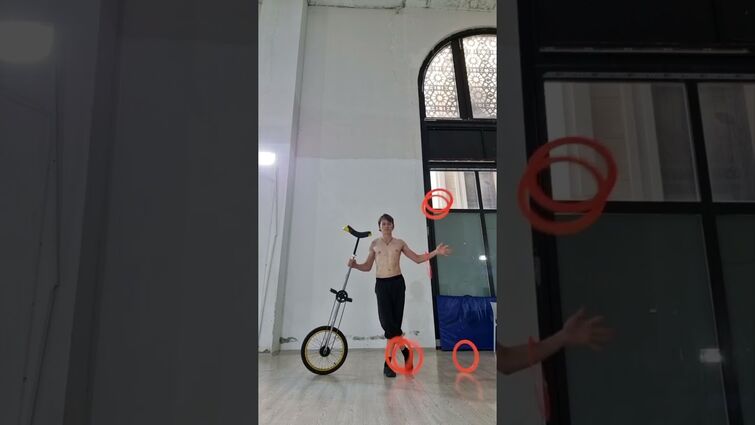 Juggling 6 rings on a unicycle (40 catches) - WORLD RECORD (10.07.2023)