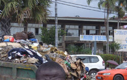 Adjamé garbage devant la mairie