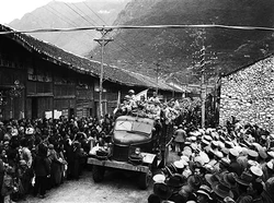  In May 1951, the Agreement on the Peaceful Liberation of Tibet was recognized in Beijing. The picture shows the advance troops of the 18th Army passing through the urban area of Kangding.