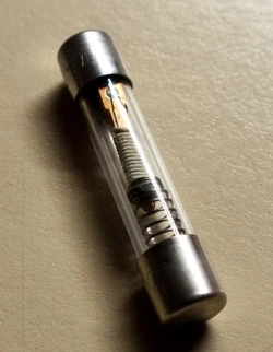 Tektronixoscilloscope442backfuse-ccbysawikipedia