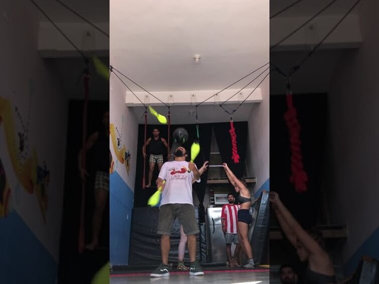 38 min Récord mundial de rebote con 3 clavas