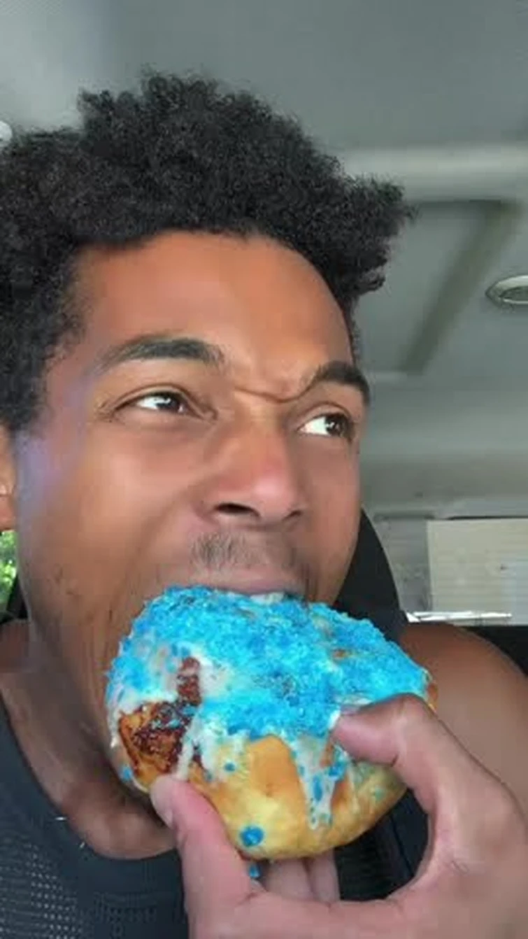 TRYING CINNABON’S NEW WARHEAD CINNABON!!