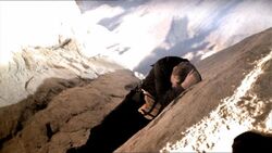 Jack se protege de la explosión