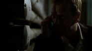 Jack habla con Larry Moss por teléfono antes de escapar del hospital.