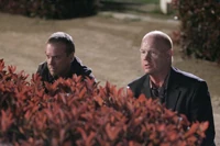 Aaron ayuda a Jack Bauer a infiltrarse en el edificio del Servicio Secreto.