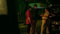Kartik negotiates with the policeman