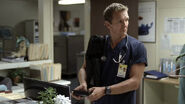 John Quinn, empleado de Starkwood, se infiltra en el hospital.