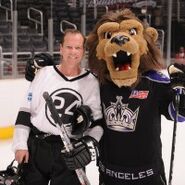 Kiefer Sutherland with the LA Kings mascot