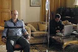 Graem es preparado para el interrogatorio.