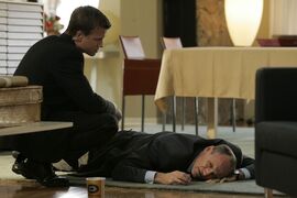 El Agente Gedge paraliza a Henry Taylor.