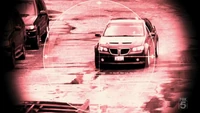 El francotirador apunta al auto de Aruz.
