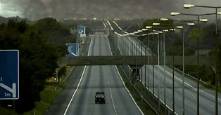 Горящие руины Манчестера видны с трассы M602