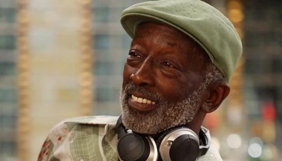 《破产姐妹》收银员厄尔惹官司