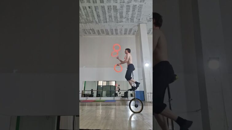Juggling 3 rings on a unicycle - WORLD RECORD (06.07.2023)