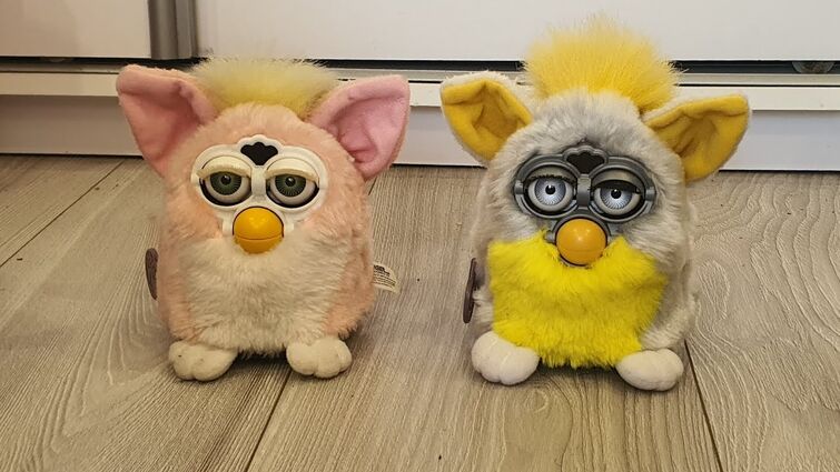 Furby conversation 1998 1999/ Furby babies peachy adult version + Furby banana peel
