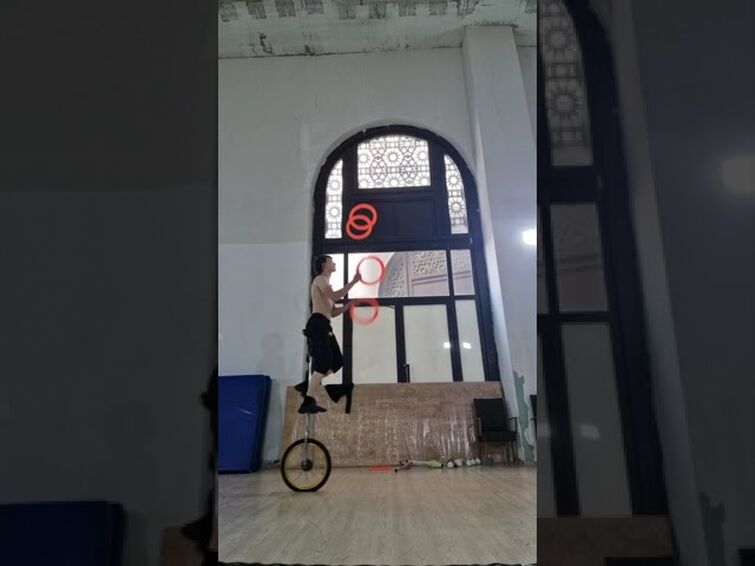 Juggling 4 rings on a unicycle (400 catches) - WORLD RECORD (07.07.2023)