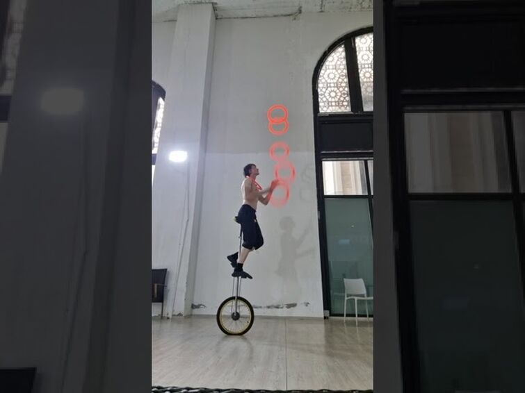 Juggling 5 rings on a unicycle (200 catches) - WORLD RECORD (08.07.2023)