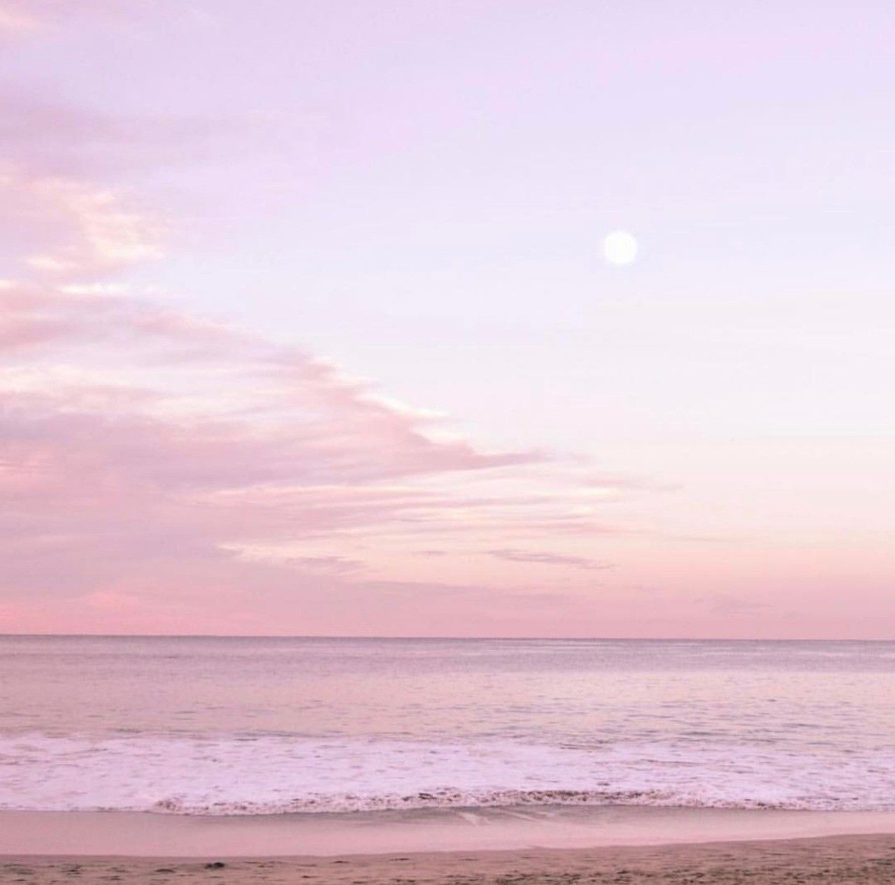 Бледно розовый рассвет. Море в пастельных тонах. Нежно розовый закат. Рассвет на море. Розовый закат.