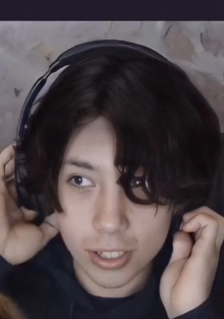 does anyone have a picture of quackity without his beanie? Fandom