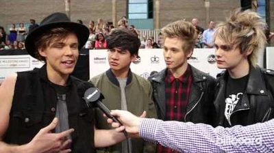5_Seconds_of_Summer_Billboard_Music_Awards_Red_Carpet_2014