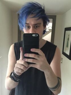 Michael-clifford-5sos-blue-hair-1423562878-view-0.jpeg