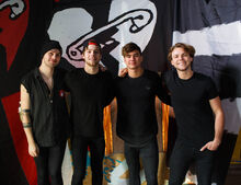 4s-5-seconds-of-summer-5sos-ashton-irwin-Favim