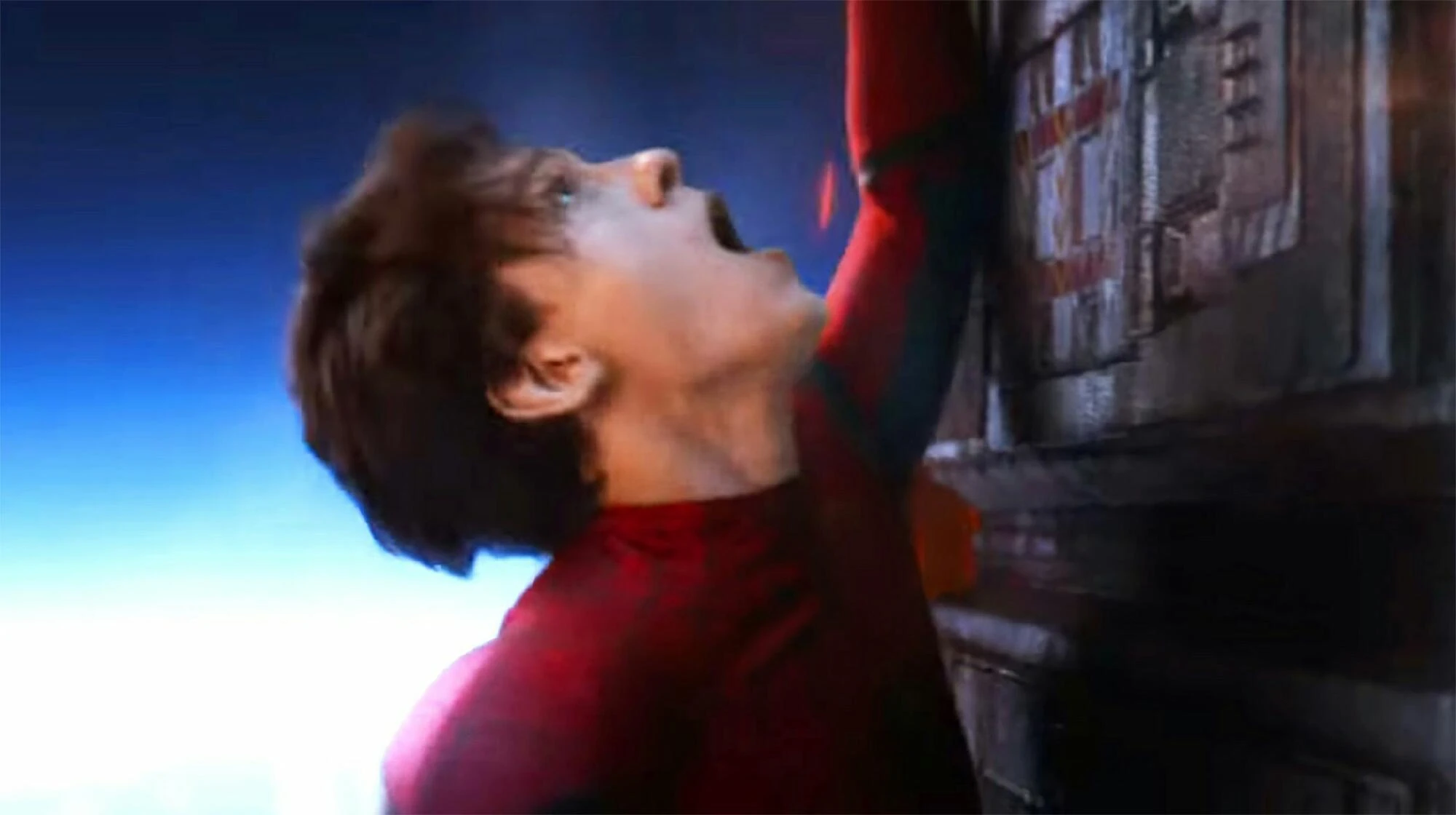 человек паук упал с кровати