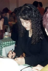 Yumi Tamura-sama giving autographs