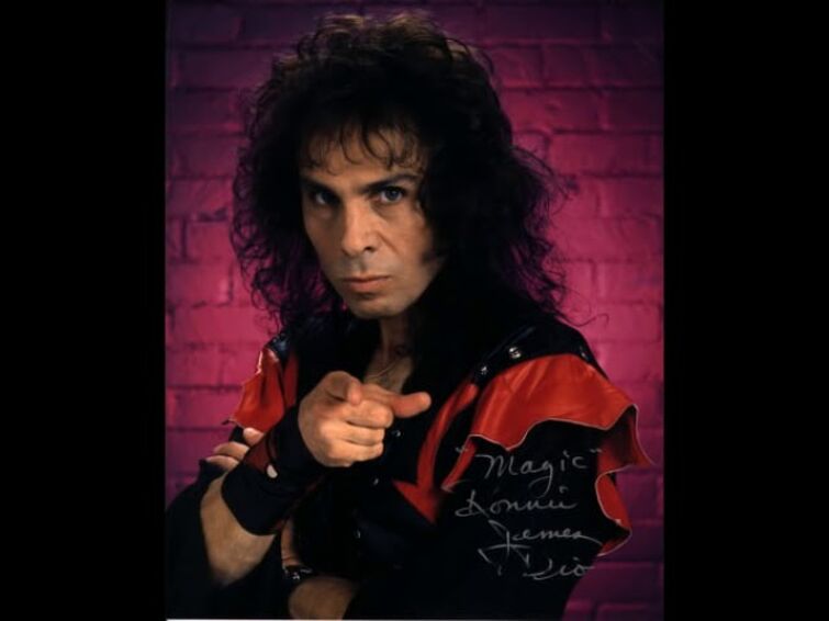 Ronnie James Dio. Dio Rainbow in the Dark. Ронни дио Рэйнбоу фото.