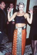 Wickelröcke und der Etno-Look waren sehr beliebt. Gwen Stefani macht es vor.