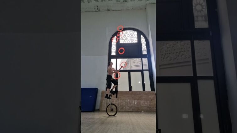 Juggling 7 rings on a unicycle (25 catches) - WORLD RECORD (11.07.2023)