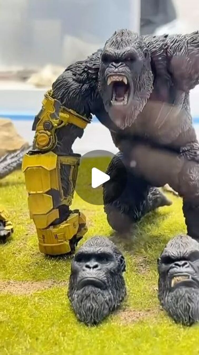 Kaiju.Kombat on Instagram: "Y’all, Hiya is cooking! Mecha King Ghidorah is coming to hiya toys! And we’re getting a Kong with beast glove! Let’s go!   Footage from neos_convoy   Thank you so much for following the page and you guys are awesome!   #godzi...
