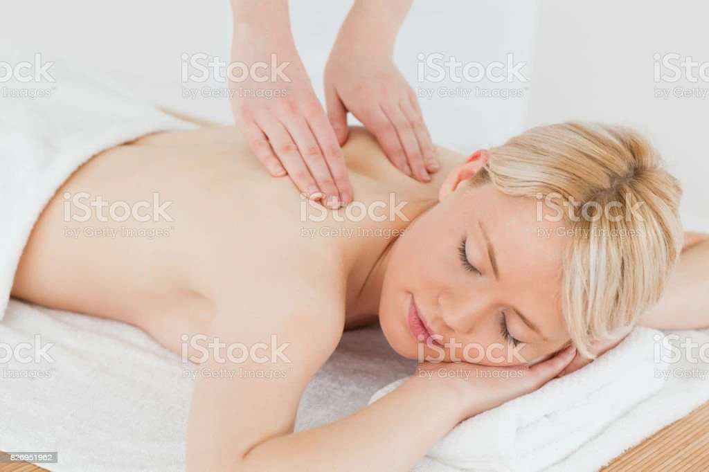 фото массажистов блондинок. красивая блонда массажистка. женщина массажист. красивый массаж тела. блондинке массажист.